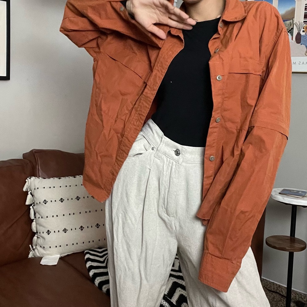 Unisex Eddie Bauer jacket with removable sleeves.